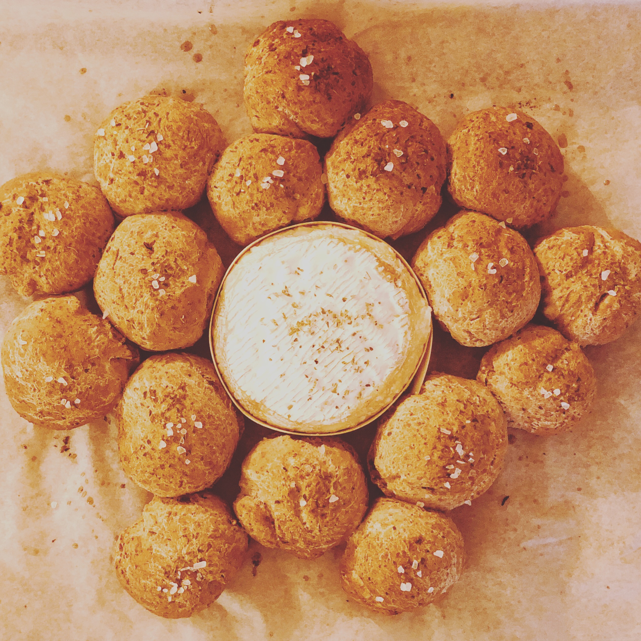 Speltbolletjes met camembert uit de oven