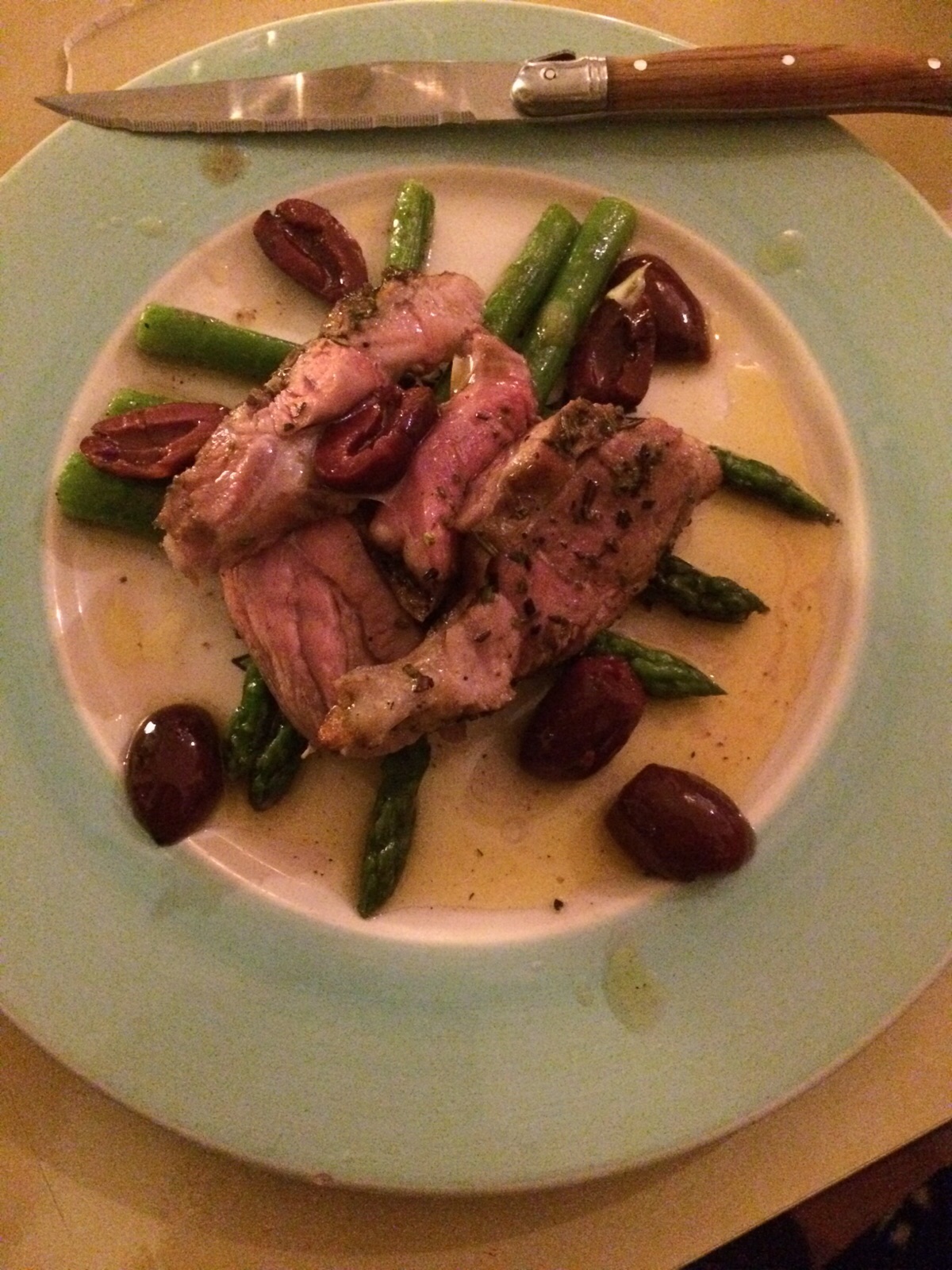 Lam met asperges en kalamata olijven