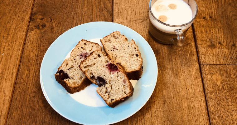 Bananenbrood met blauwe bessen en frambozen