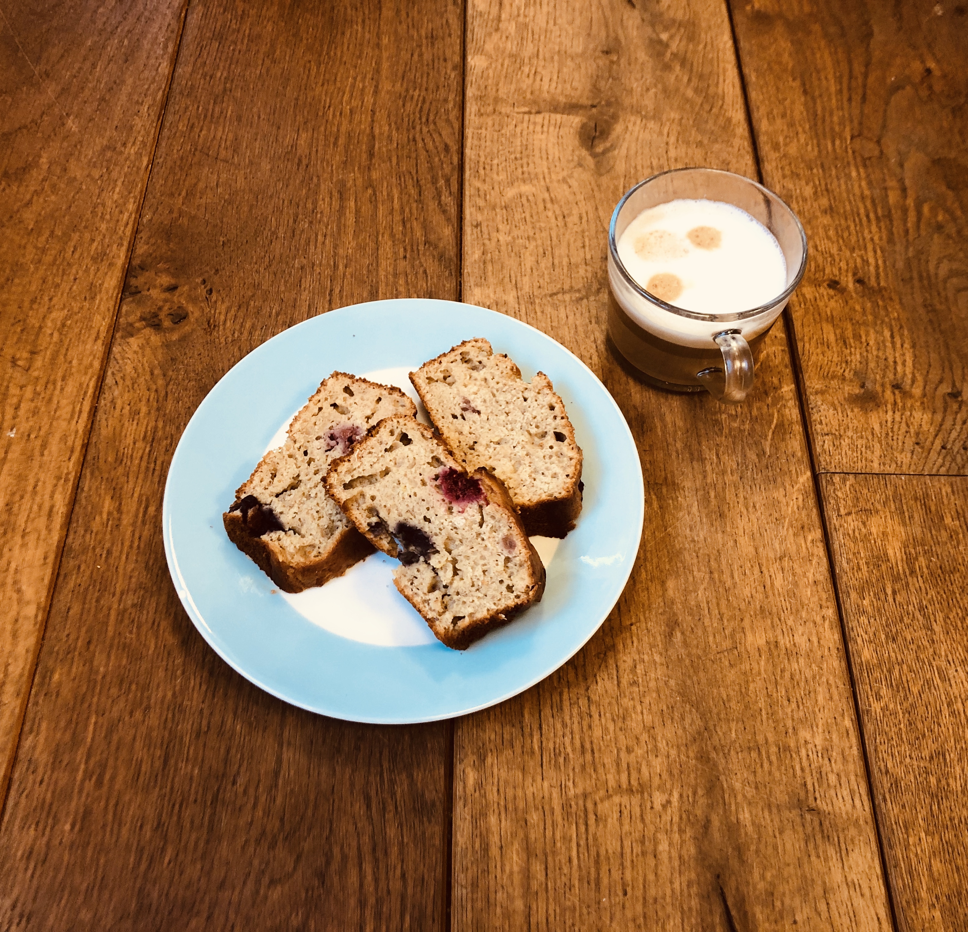 Bananenbrood met blauwe bessen en frambozen