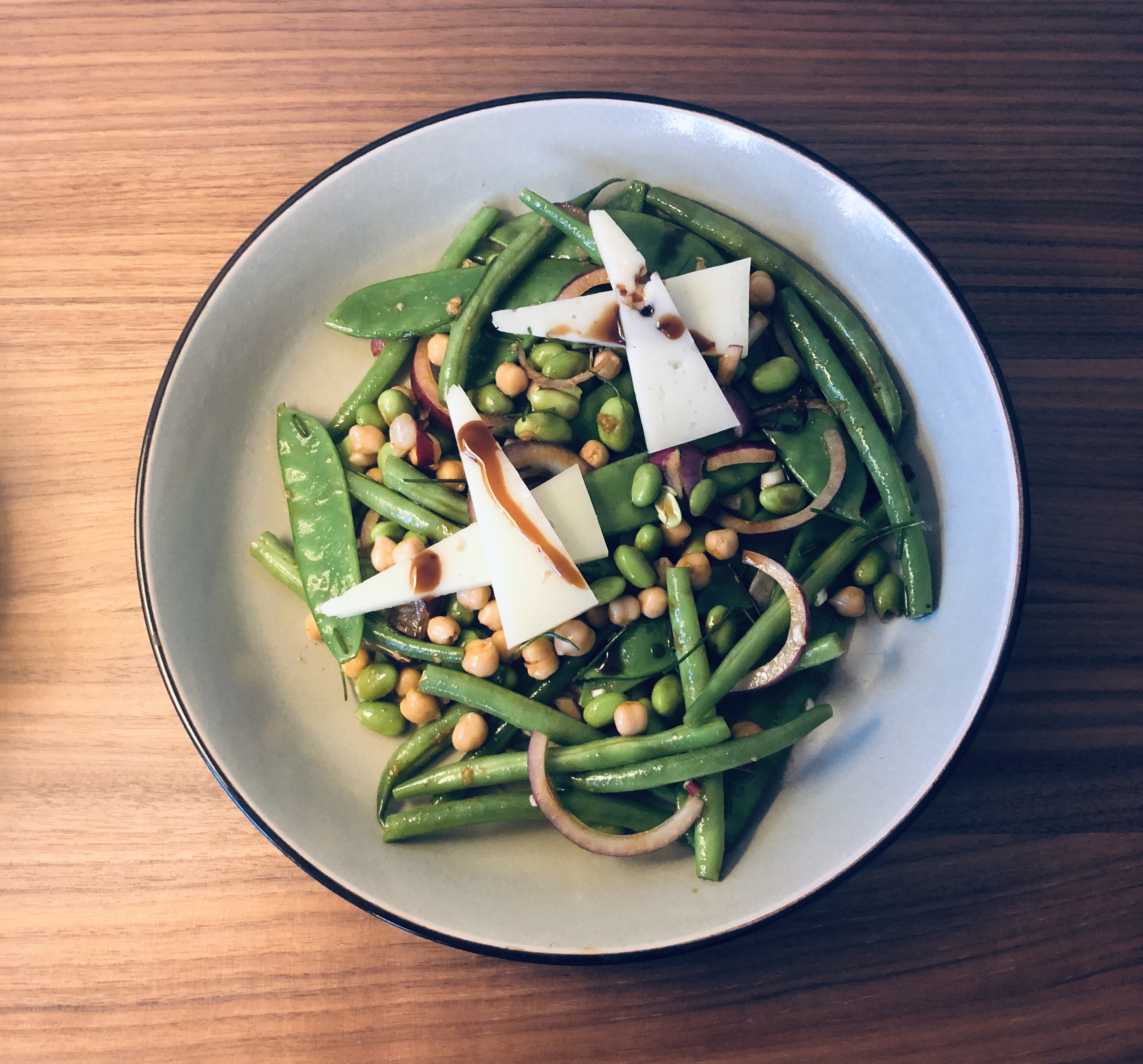 Eiwitrijke peulvruchtensalade met spaanse kaas