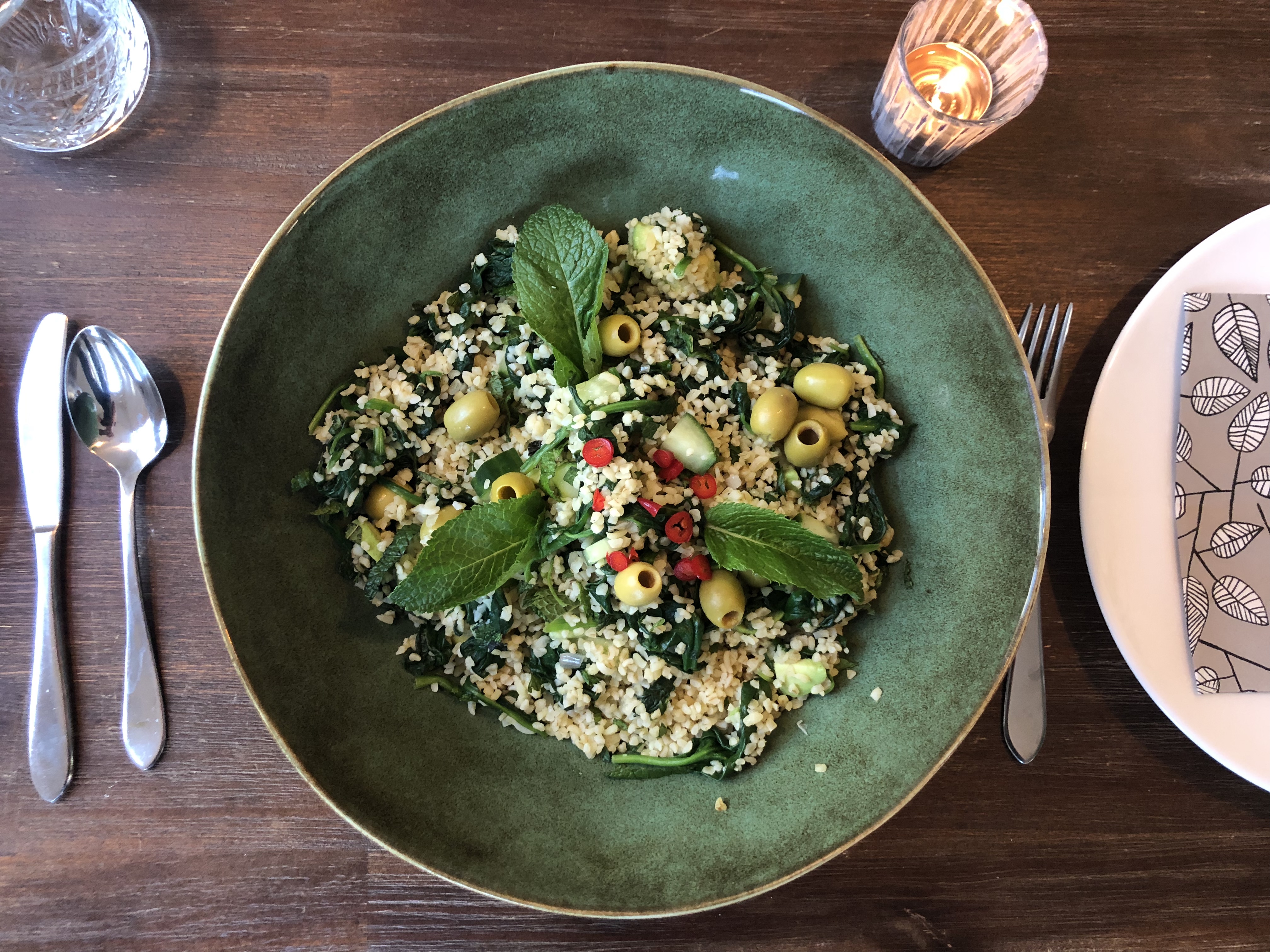 Bulgursalade met spinazie en olijven