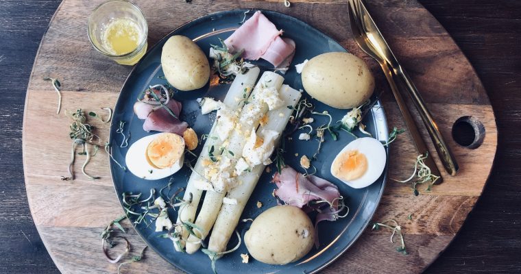 Klassieke asperges met aardappels, ham, eitjes en beurre blanc