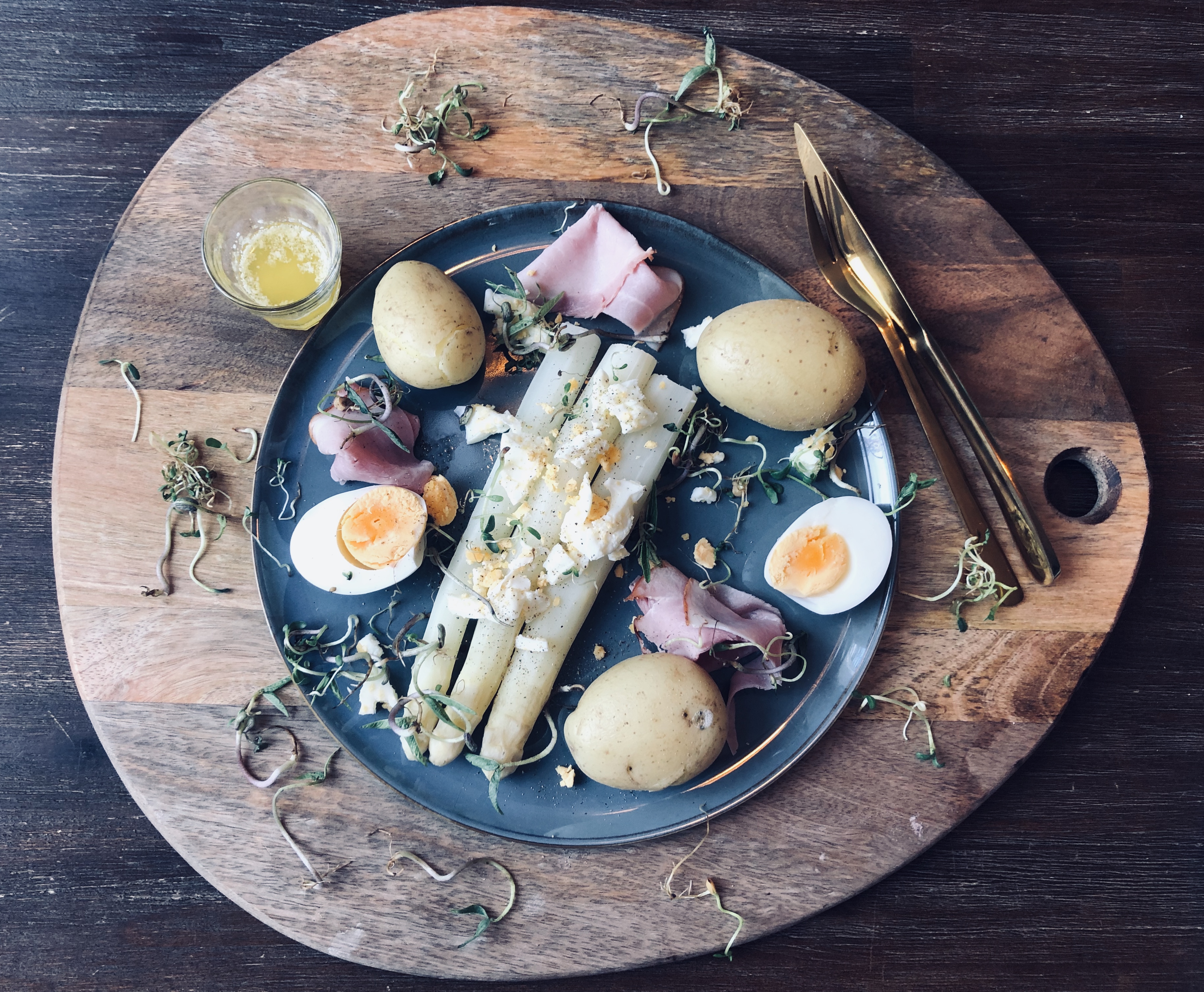 Klassieke asperges met aardappels, ham, eitjes en beurre blanc