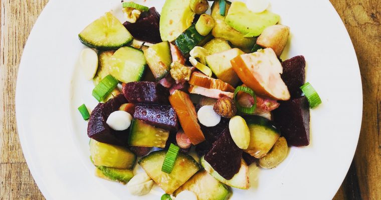 Salade met bietjes, gerookte kip en avocado