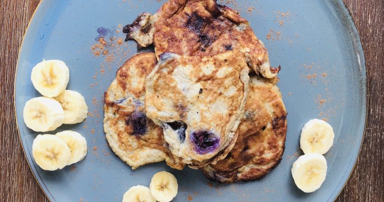 Snelle bananenpannenkoekjes met blauwe bessen