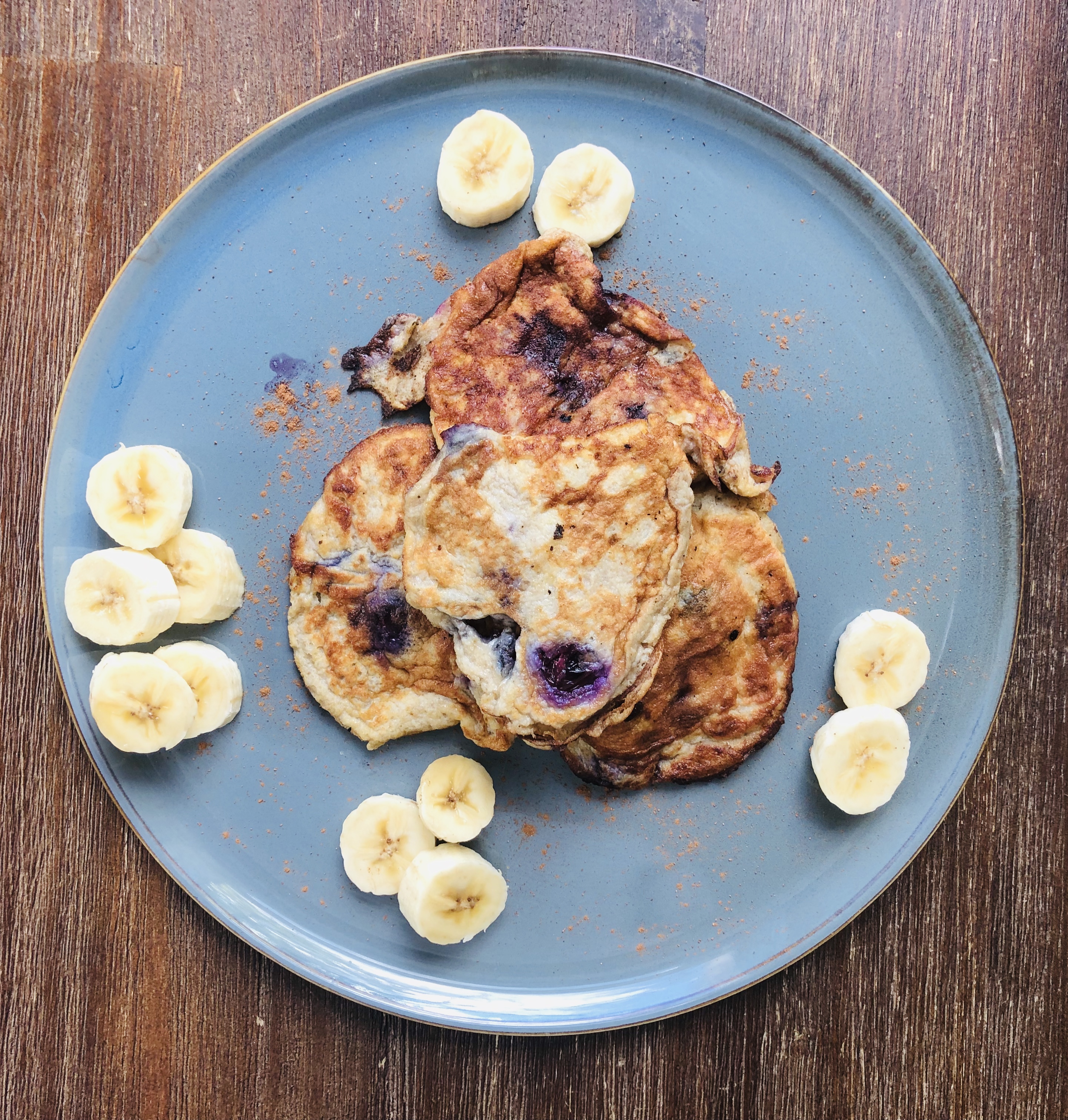 Snelle bananenpannenkoekjes met blauwe bessen